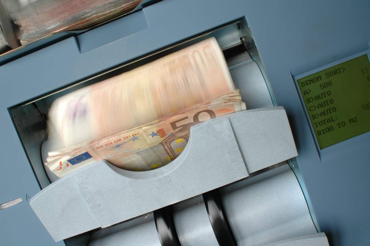 money machine counting eur 50 banknotes